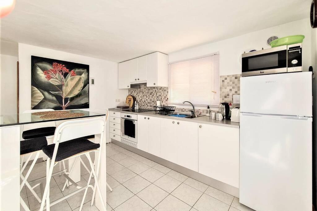 Stunning Sea View Villa With 6 Bedrooms & Heated Pool - Villa Renaissance Playa Blanca  Room photo