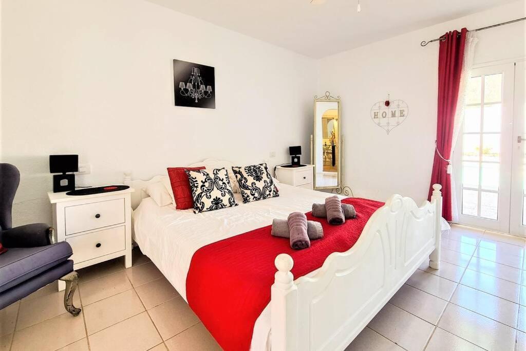 Stunning Sea View Villa With 6 Bedrooms & Heated Pool - Villa Renaissance Playa Blanca  Room photo